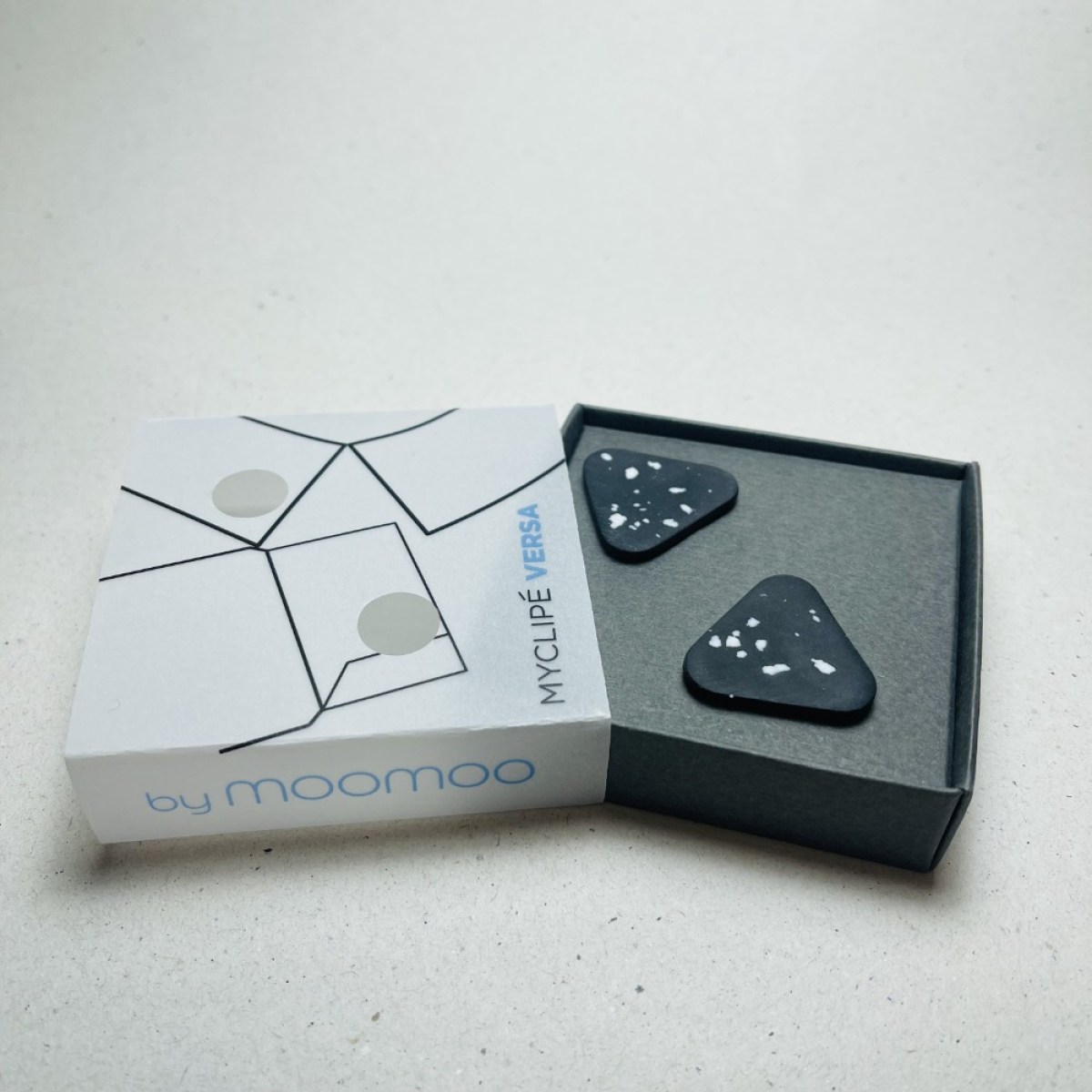VERSA TRIANGLE BLACK-WHITE